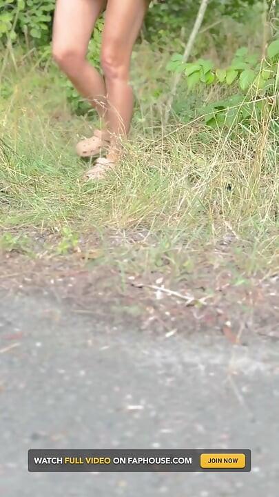 Garota Nua na Floresta