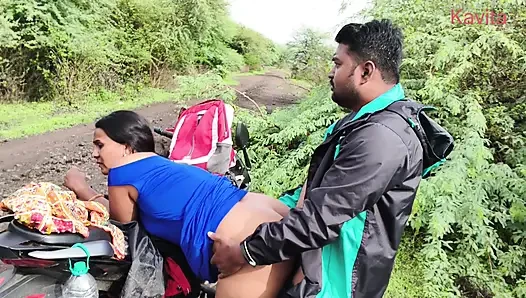 Hintli marathi kavita yenge (vahini) açık havada ormanda mavi seksi elbise ve edepsiz sakso ile domaltarak sikişiyor