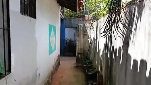 Saya membayar kotak makan siang dengan mengisap