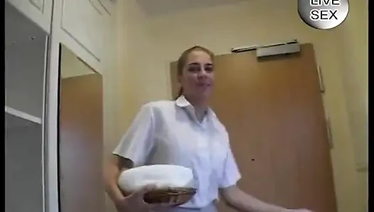 Красотка с большими сиськами мастургирует игрушкой ее мокрую пизду в ванной