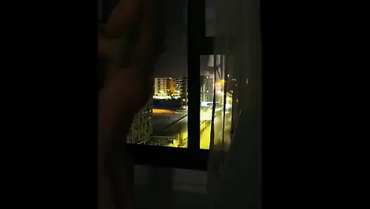 Ngentot dan nyepong kontol di depan jendela hotel