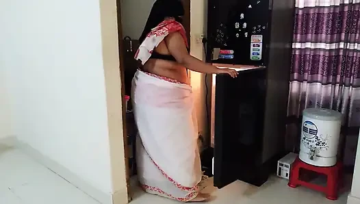 Tante India masukin kepalanya ke lemari es dan ngentot pantatnya habis-habisan