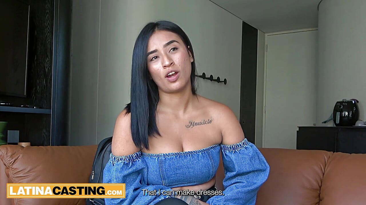 Deze LATINA MET GROTE TITTEN kwam voor bijles na de les... Ik neukte haar GROTE REET HARD als de les