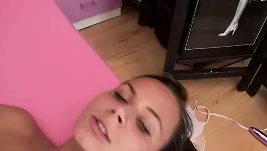 Seks terlarang klan!!! Gadis 18 tahun jatuh cinta sama ayah tirinya! Cowok ini suka pantat sempitnya!