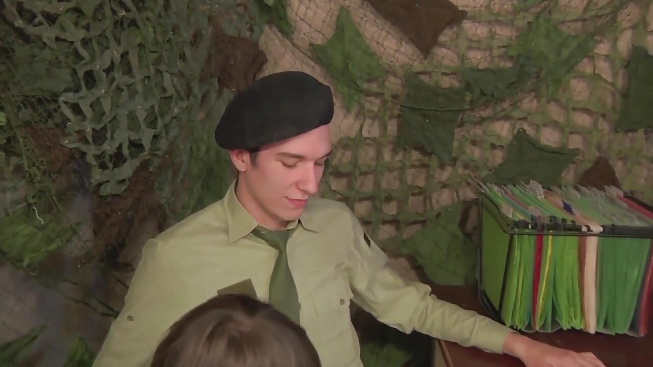 סרטון בלעדי בלי קונדום: בחורים סקסיים וחרמנים מתחבאים לזיון אנאלי