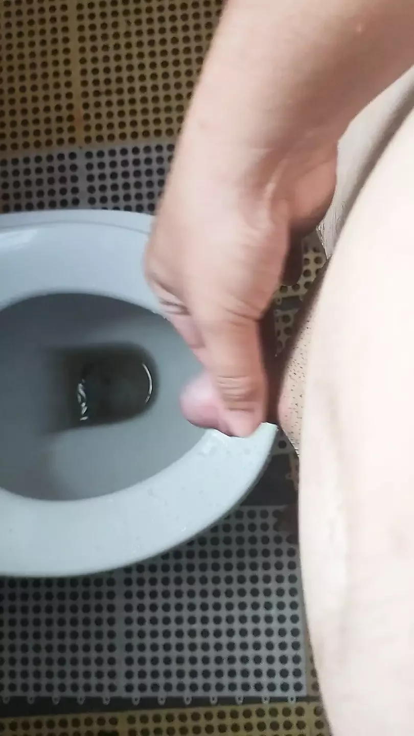 Linda pequeña polla sin cortar hace pis y tiene una pequeña corrida en la mañana