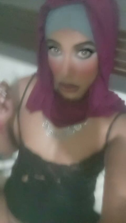 Arabska trans Mistress paląca papierosa