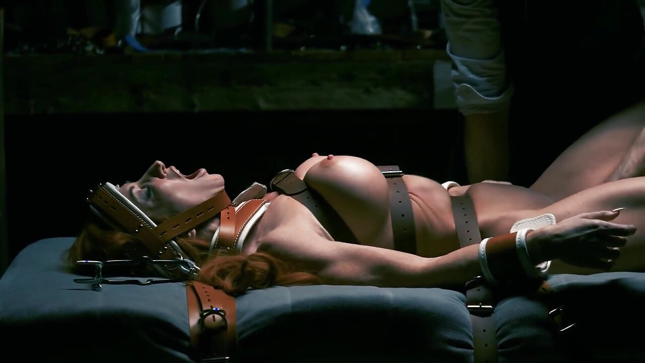 그녀의 고통이 끝나기를 바라는 거대한 젖탱이 Sophia Locke