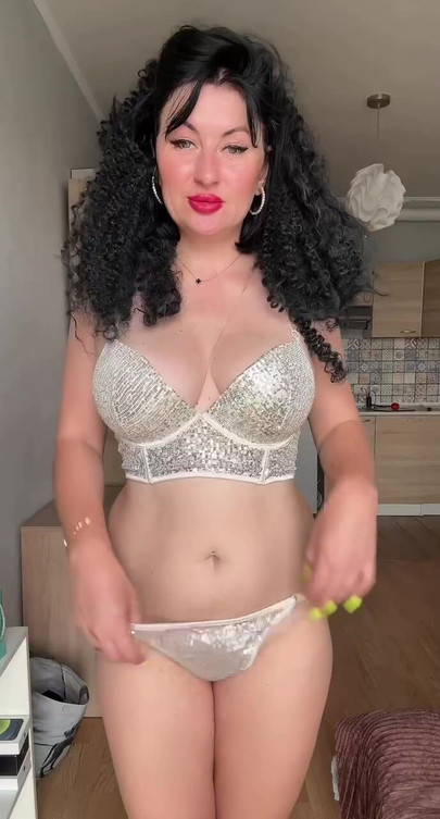 สาวสีผมบรูเน็ตดีมาก - คุณต้องดูให้ดี! ติดตาม Onlyfans ของเธอ! 💋