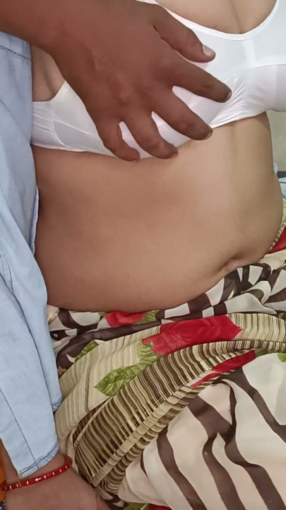 devar bhaabhiji ke lie ganv se uphaar lekar aaya, ghar men akele rahte hue use choda, hindi odiyo men desi seks