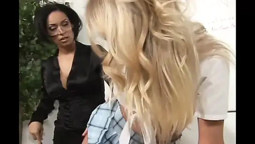 Микс лесбиянок и натуранок с сильными сценами