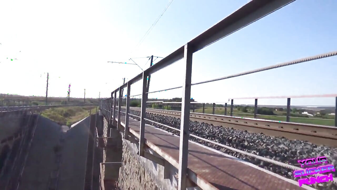 רצינו לצלם סרטון על מסילת הרכבת אבל תפסו אותנו רוכבי אופנועים:d (דיאלוגים ברוסית)