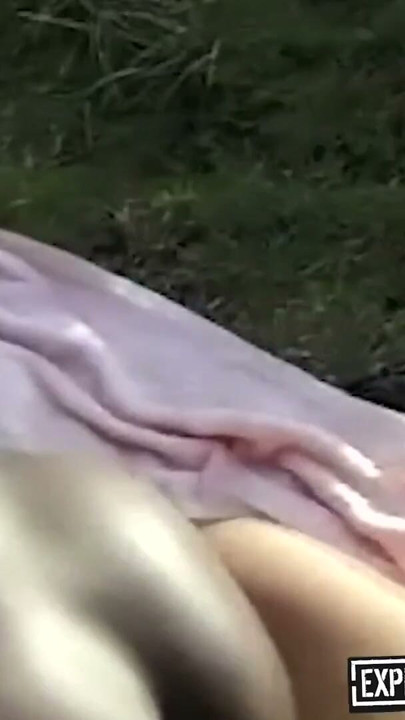 Un maître de brousse blanc domine un Africain dans une baise publique en plein air | Clip 1