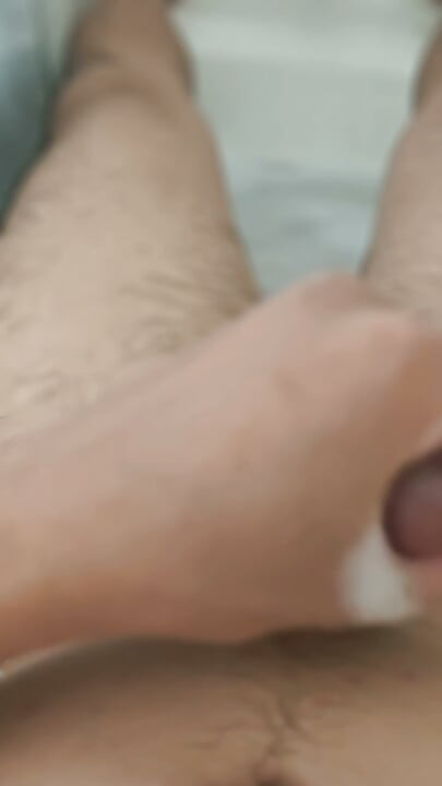 편안한 욕조 자위: 욕조에서 자위하며 기분 좋게 느끼기