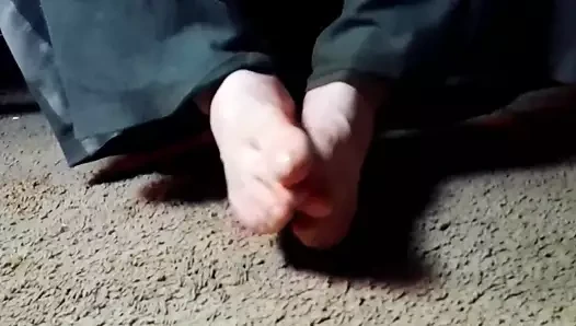 Ayaklarım ve biraz baggy pantolon