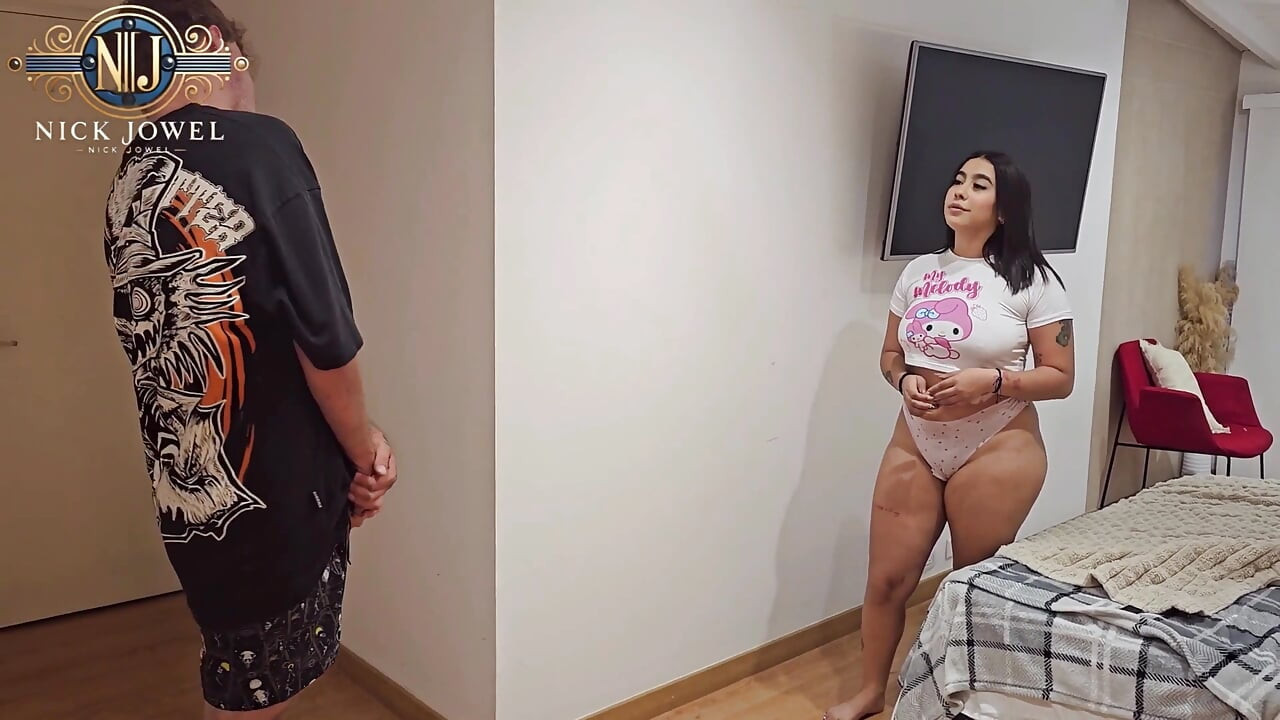 मेरी सौतेली बहन मुझे उसकी पैंटी सूंघते हुए पाती है!