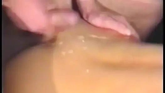 Cewek sange ini suka banget memeknya dijilat sebelum dientot habis-habisan di seks threesome