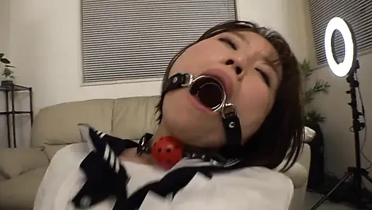 Neon Tokyo azdırıyor, parlak dudaklarla şehirde gezen taze bir taşralı kadın.