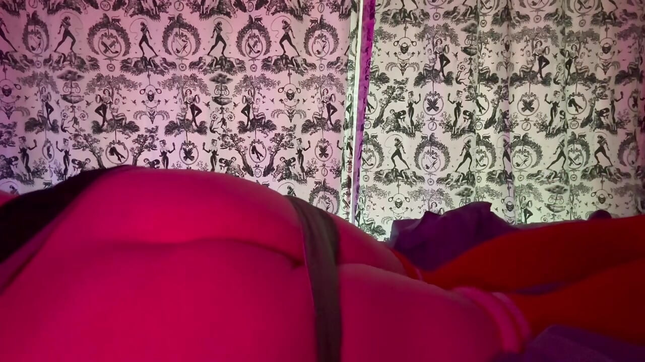 Tombul kadın kılıklı Emma kendine şaplak atıyor ve vücudunu sana sunuyor