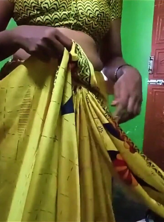 Ammu viser store bryster og skifter saree