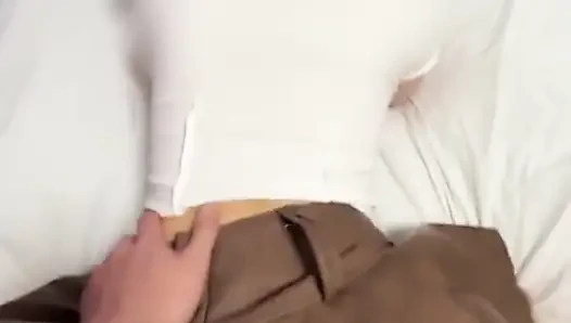 Cincin kawin off, seks intens yang dalam di belakang punggungnya. Mengkhianati suaminya, klimaks keras! Video rekaman seks paling hot yang akan anda lakuin