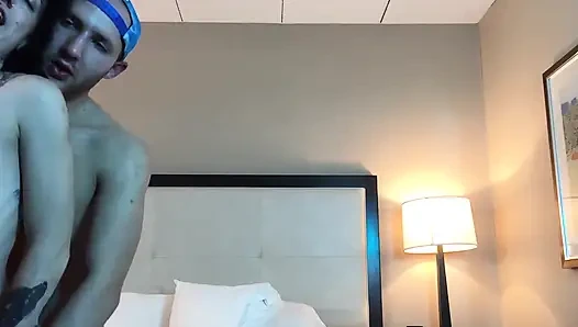 Süper ateşli minyon dövmeli genç kız korunmasız sikiliyor - derleme 2