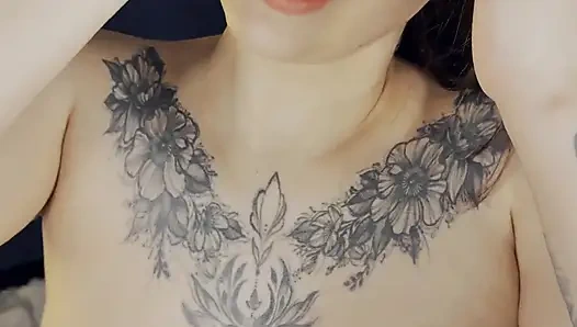 Tätowierte Brünette Neckt Asiatische Schönheit, Unterarm Und Dekolleté Fokus