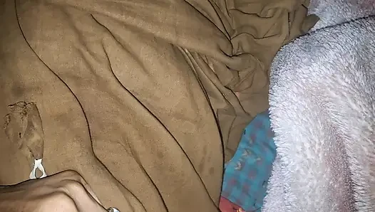 Büyük memeli kayınbiraderi kocasının arkadaşıyla sikişiyor. Seks videosu