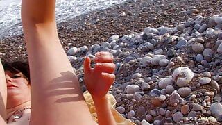 Cette brune coquine adore le sexe anal à la plage, surtout quand elle