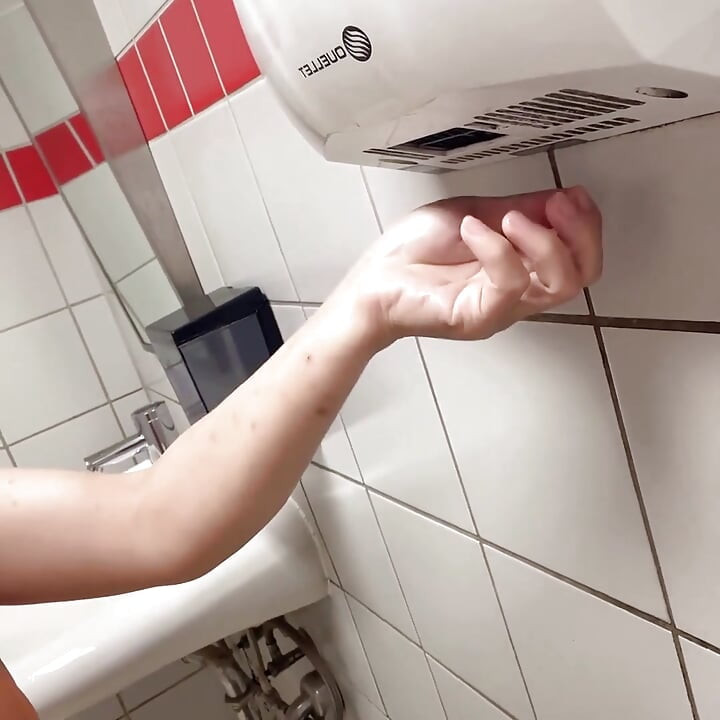 Đi tiểu trong phòng vệ sinh hana dễ thương