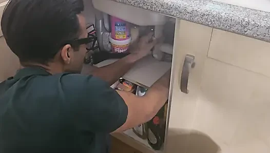 Maisie lewix menggoda tukang ledeng