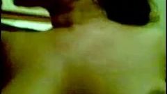 Очень горячая индийская пара занимается потрясающим романтическим сексом в домашнем видео