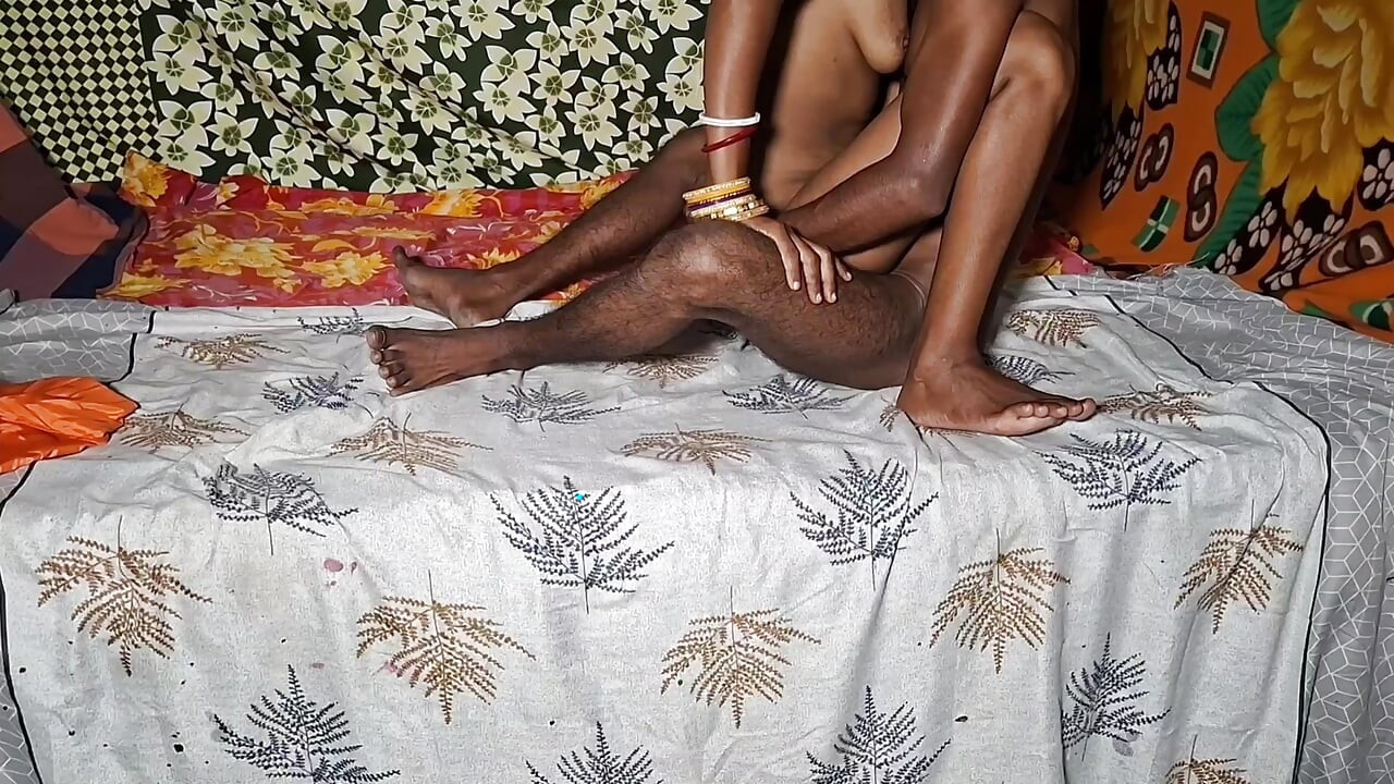 India afeitando sexo oral en la boca de mi hermanastra caliente en su maxi amarillo, la follé de una manera completamente diferente, puttin
