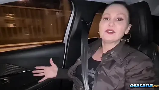İri göğüslü ateşli kız birkaç yabancının emmek için eş değiştirme evini ziyaret ediyor