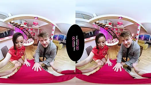 Merayakan Tahun Baru Cina dengan Threesome Liar - VR