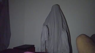 Un vrai fantôme apparaît dans ma chambre et me baise