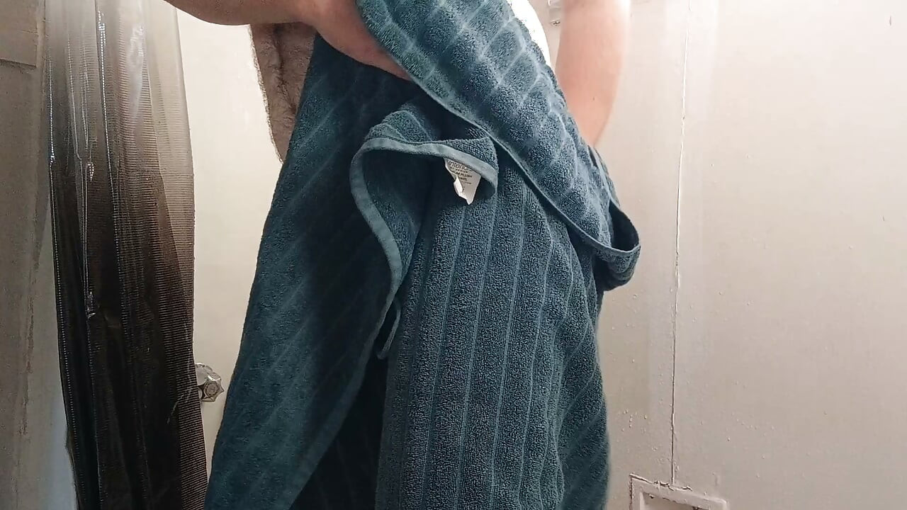 Cum take a shower with a chubby daddy