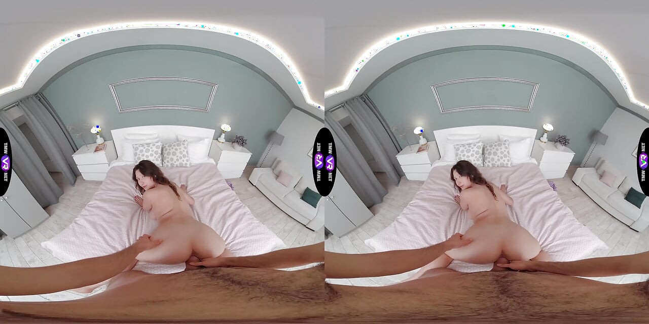 Lola Bredly picături rezervă pentru a juca cu țâțe mari, apoi oferă o muie neglijentă sălbatic - TmwVRnet