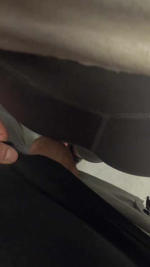 Jag gnuggar min kuk på en främlings röv sedan tar hon tag i min kuk i tunnelbanan
