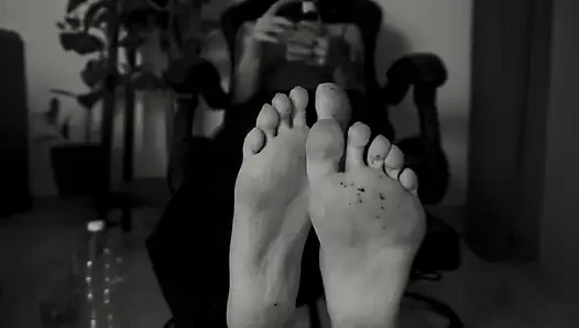 hey loser watch my dirty feet YOUR ITALIAN GODDESS
