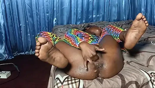 Горячая шаловливая студентка соблазняет своего сводного брата мастурбацией!!