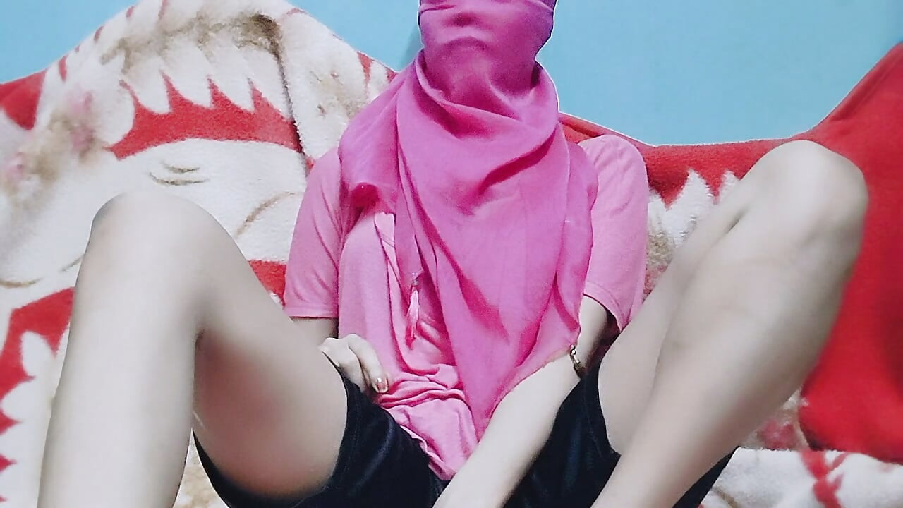 लड़की अकेली, इसलिए ऊँगली करने की कोशिश कर रही है