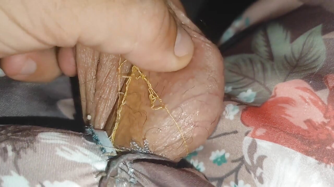 当鸡巴从短裤的洞里出来时, 它会变硬.