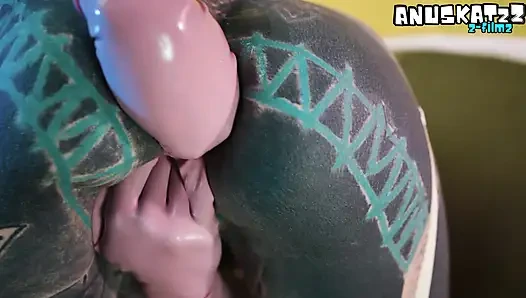 Lateks çifte penetrasyonlu seksi dövmeli kız oyuncaklarla kendini sikiyor