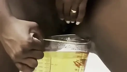 Kompilasi cewek ini kencing di toilet kantor - pov