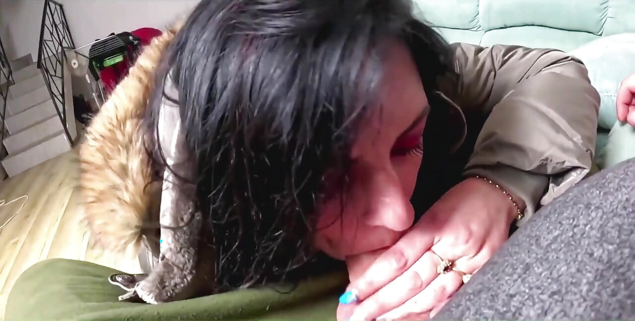 Blank päls huva nedjacka. Deepthroat, spotta, ridning och sperma droppar på min kappa