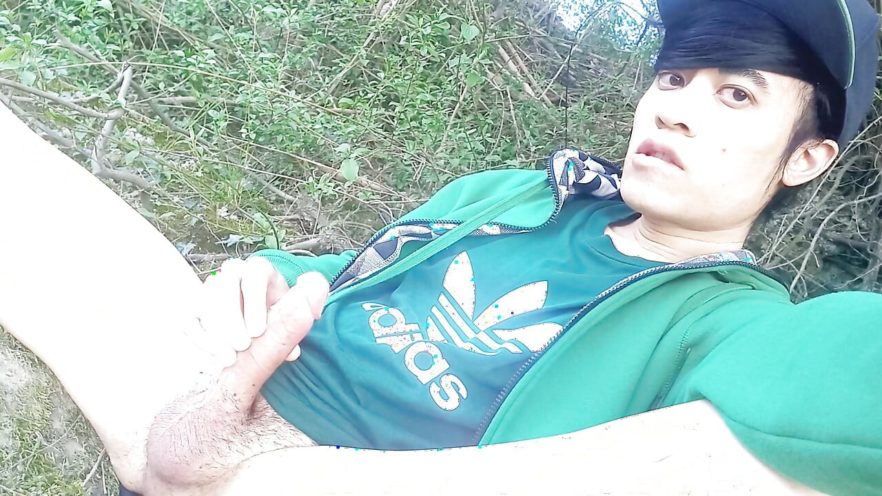 Orgasmo arruinado, pero quieren acabar completo, grueso semen, twink gay masturbándose al aire libre en zapatillas adidas Stan Smith gay asiático chico masturbándose