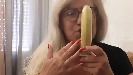 Fina masukin pisang ke dalam memeknya. Cewek sange ini lagi asik masturbasi memeknya sampai dia keenakan!