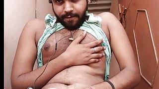 Un arrapante india ha lavoro in cucina viene afferrato da un uomo eccitato e Ismaatdeva sente completamente che orgasmo