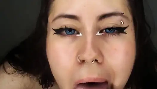 Die schöne 18-jährige liebt es, das ganze sperma vom schwanz zu bekommen